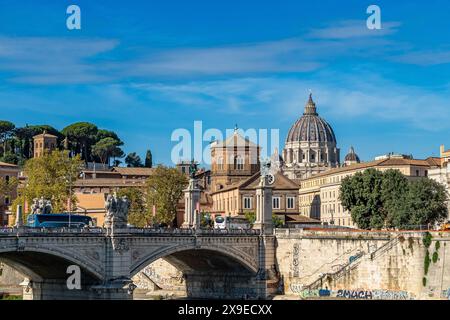 Petersdom mit Ponte Sant' Angelo im Vordergrund, Rom, Italien Stockfoto