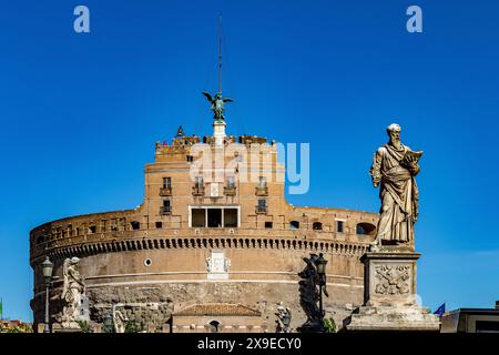 Die hoch aufragende Rotunde von Castel Sant'Angelo, auch bekannt als das Mausoleum von Hadrian, eine historische Festung in Rom, Italien Stockfoto