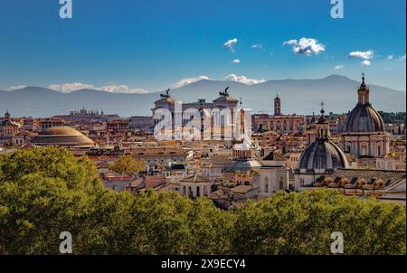 Ein Blick über die Skyline von Rom von Castel Sant'Angelo, mit der Kuppel des Pantheons und dem Vittorio-Denkmal in der Ferne, Rom, Italien Stockfoto