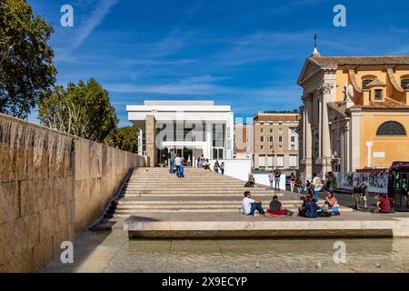 Menschen, die auf den Stufen vor dem Ara Pacis Museum in Rom sitzen, ein zeitgenössisches Design des internationalen Architekten Richard Meier, Rom, Italien Stockfoto