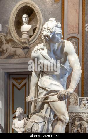 David, eine lebensgroße Marmorskulptur von Gian Lorenzo Bernini, bevor er den Stein nach Goliath, Galleria Bhorghese, Rom, Italien schleudert Stockfoto