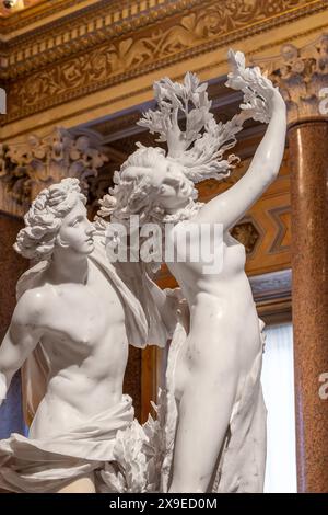 Apollo und Daphne, eine lebensgroße Marmorskulptur von Gian Lorenzo Bernini, die zwischen 1622 und 1625 in der Galleria Borghese, Rom, Italien, ausgeführt wurde Stockfoto