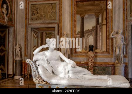 Pauline Bonaparte als Venus Victrix eine lebensgroße neoklassische Skulptur des italienischen Bildhauers Antonio Canova in der Galleria Borghese, Rom, Italien Stockfoto