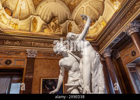 Apollo und Daphne, eine lebensgroße Marmorskulptur von Gian Lorenzo Bernini, die zwischen 1622 und 1625 in der Galleria Borghese, Rom, Italien, ausgeführt wurde Stockfoto