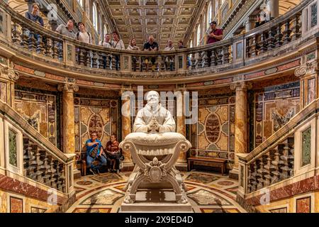 Besucher sehen eine Statue von Papst Pius IX. In der Krypta der Bekenntnis in der Basilica di Santa Maria Maggiore, einer der vier päpstlichen Basilika in Rom Stockfoto