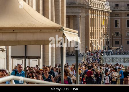 Lange Schlange am Petersplatz, Schlange, um den Petersdom, Vatikanstadt, zu betreten Stockfoto