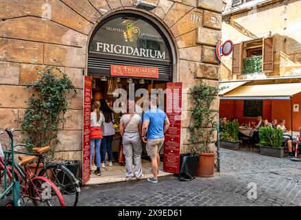 Die Leute stehen an, um Eis im Frigidarium zu kaufen, einer beliebten Gelateria in der Via del Governo Vecchio, Rom, Italien Stockfoto