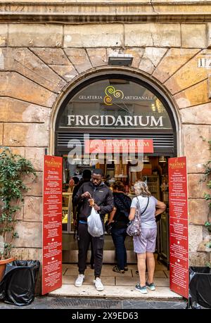 Die Leute stehen an, um Eis im Frigidarium zu kaufen, einer beliebten Gelateria in der Via del Governo Vecchio, Rom, Italien Stockfoto