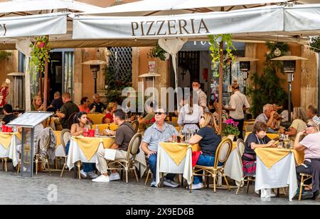 Leute essen draußen in einem italienischen Restaurant in Rom, Italien Stockfoto