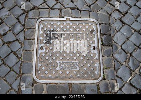 SPQR – Senat & das Volk von Rom, ein emblematischer Satz, der sich auf die Regierung der Römischen Republik auf einem Abflussdeckel in Rom bezieht Stockfoto