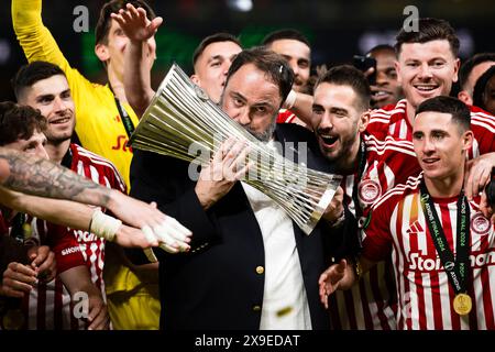 Athen, Griechenland. 29. Mai 2024. Evangelos Marinakis küsst die Trophäe während des Endspiels der UEFA Conference League zwischen Olympiacos FC und ACF Fiorentina. Quelle: Nicolò Campo/Alamy Live News Stockfoto