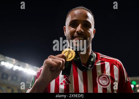 Athen, Griechenland. 29. Mai 2024. Youssef El Arabi von Olympiacos FC feiert mit seiner Medaille während der Preisverleihung nach dem Finale der UEFA Conference League zwischen Olympiacos FC und ACF Fiorentina. Quelle: Nicolò Campo/Alamy Live News Stockfoto