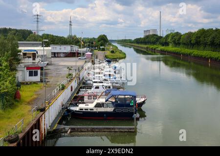 Hamm, Nordrhein-Westfalen, Deutschland - Landschaft am Datteln-Hamm-Kanal, vorne Yacht-Club Hamm e.V., hinter RWE Generation SE Gersteinwerk powe Stockfoto