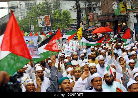 31. Mai 2024, Dhaka, Wari, Bangladesch: Mitglieder und Unterstützer der Islami Andolon Bangladesch-Partei tragen Plakate und palästinensische Flaggen bei der Teilnahme an einer Massendemonstration zur Unterstützung des palästinensischen Volkes nach dem Freitagsgebet in der Baitul Mukarram-Moschee in Dhaka, Bangladesch, 31. Mai 2024. Mehr als 34.600 Palästinenser und über 1.455 Israelis sind laut dem palästinensischen Gesundheitsministerium und den israelischen Verteidigungskräften (IDF) getötet worden, seit die Hamas-Militanten am 07. Oktober 2023 einen Angriff auf Israel aus dem Gazastreifen und die israelischen Operationen in Gaza und im Westen gestartet haben Stockfoto