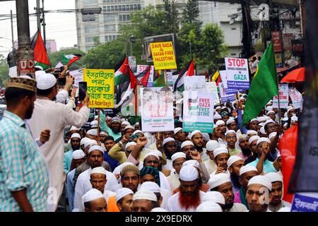 31. Mai 2024, Dhaka, Wari, Bangladesch: Mitglieder und Unterstützer der Islami Andolon Bangladesch-Partei tragen Plakate und palästinensische Flaggen bei der Teilnahme an einer Massendemonstration zur Unterstützung des palästinensischen Volkes nach dem Freitagsgebet in der Baitul Mukarram-Moschee in Dhaka, Bangladesch, 31. Mai 2024. Mehr als 34.600 Palästinenser und über 1.455 Israelis sind laut dem palästinensischen Gesundheitsministerium und den israelischen Verteidigungskräften (IDF) getötet worden, seit die Hamas-Militanten am 07. Oktober 2023 einen Angriff auf Israel aus dem Gazastreifen und die israelischen Operationen in Gaza und im Westen gestartet haben Stockfoto