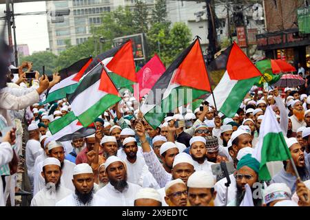 31. Mai 2024, Dhaka, Wari, Bangladesch: Mitglieder und Unterstützer der Islami Andolon Bangladesch-Partei tragen Plakate und palästinensische Flaggen bei der Teilnahme an einer Massendemonstration zur Unterstützung des palästinensischen Volkes nach dem Freitagsgebet in der Baitul Mukarram-Moschee in Dhaka, Bangladesch, 31. Mai 2024. Mehr als 34.600 Palästinenser und über 1.455 Israelis sind laut dem palästinensischen Gesundheitsministerium und den israelischen Verteidigungskräften (IDF) getötet worden, seit die Hamas-Militanten am 07. Oktober 2023 einen Angriff auf Israel aus dem Gazastreifen und die israelischen Operationen in Gaza und im Westen gestartet haben Stockfoto