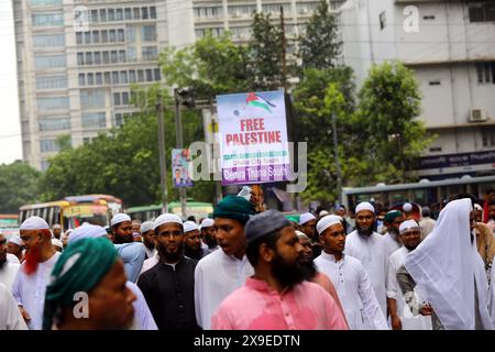 31. Mai 2024, Dhaka, Wari, Bangladesch: Mitglieder und Unterstützer der Islami Andolon Bangladesch-Partei tragen Plakate und palästinensische Flaggen bei der Teilnahme an einer Massendemonstration zur Unterstützung des palästinensischen Volkes nach dem Freitagsgebet in der Baitul Mukarram-Moschee in Dhaka, Bangladesch, 31. Mai 2024. Mehr als 34.600 Palästinenser und über 1.455 Israelis sind laut dem palästinensischen Gesundheitsministerium und den israelischen Verteidigungskräften (IDF) getötet worden, seit die Hamas-Militanten am 07. Oktober 2023 einen Angriff auf Israel aus dem Gazastreifen und die israelischen Operationen in Gaza und im Westen gestartet haben Stockfoto