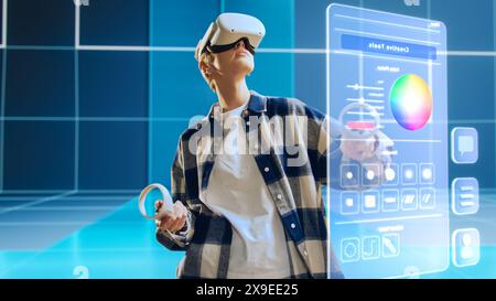 Kreative Frauen, die zu Hause ein Virtual Reality-Headset tragen. Sie betritt einen leeren Digital Internet Studio Space für Visual Artists. Immersive Social-Media-Software für Kunst und neue Projekte. Stockfoto