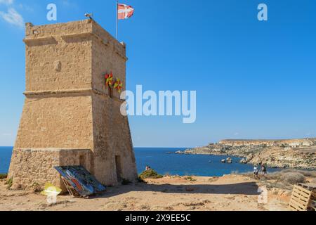 Mellieħa, Malta - 1. Oktober 2018: Flagge auf dem Għajn Tuffieħa-Turm mit Blick auf das Meer wurde 1637 fertiggestellt. Stockfoto