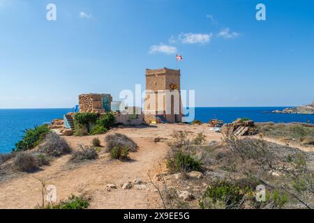 Mellieħa, Malta - 1. Oktober 2018: Flagge auf dem Għajn Tuffieħa-Turm mit Blick auf das Meer wurde 1637 fertiggestellt. Stockfoto