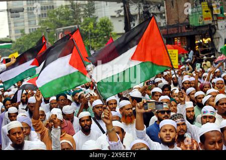 Mitglieder und Unterstützer der Islami Andolon Bangladesch-Partei tragen Plakate und palästinensische Flaggen bei sich, während sie an einer Massendemonstration zur Unterstützung des palästinensischen Volkes nach dem Freitagsgebet in der Baitul Mukarram-Moschee in Dhaka, Bangladesch, am 31. Mai 2024 teilnehmen. Nach Angaben des palästinensischen Gesundheitsministeriums und der israelischen Verteidigungskräfte (IDF) wurden mehr als 34.600 Palästinenser und mehr als 1.455 Israelis getötet, seit die Hamas-Militanten am 07. Oktober 2023 einen Angriff auf Israel aus dem Gazastreifen gestartet haben. und die israelischen Operationen im Gazastreifen und im Westjordanland, die darauf folgten. Foto von Habib Stockfoto