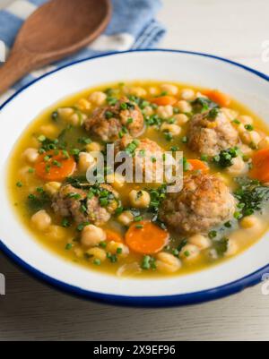 Fleischeintopf mit Kichererbsen und Spinat. Stockfoto