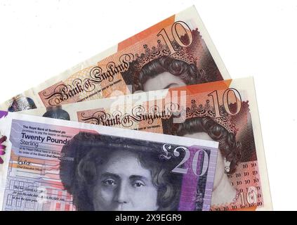 Nahaufnahme einer modernen 20-Pfund-Schottischen Polymer-Banknote und 10-Pfund-Banknoten aus Großbritannien auf weißem Hintergrund. Stockfoto