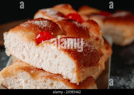 Nahaufnahme einiger Stücke katalanischer Coca de sant joan, typisch für katalonien, spanien, und traditioneller Art, die auf saint Johns Eve gegessen werden, auf einem Teller Stockfoto