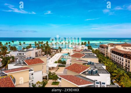 Luxuriöses Design eines tropischen Komplexes mit Pools und Gebäuden. Punta Cana, Dominicana. Dron Stockfoto