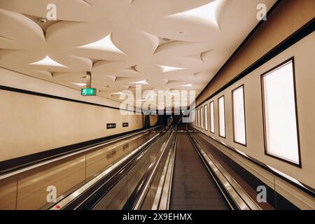 Doha, Katar - 1. Mai 2024: In der U-Bahn in Doha, Katar Stockfoto