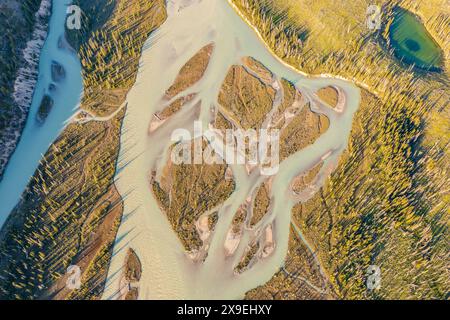 Aufnahmen der Drohne von oben über den sich windenden Fluss während einer Überschwemmung. Wald, Felsen. Nordegg, Alberta, Kanada. Stockfoto