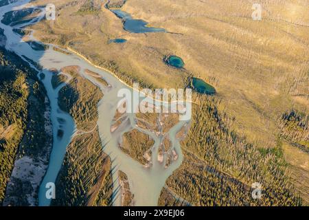 Aufnahmen der Drohne von oben über den sich windenden Fluss während einer Überschwemmung. Wald, Felsen. Nordegg, Alberta, Kanada. Stockfoto