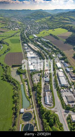 Luftbild, Gewerbegebiet im Öhler, Fernsicht mit Blick nach Velmede und Ruhrtalbrücke Velmede, Logistikzentrum Spediiton Häger, Hügellandschaft, Wiesen und Felder, Velmede, Bestwig, Sauerland, Nordrhein-Westfalen, Deutschland ACHTUNGxMINDESTHONORARx60xEURO *** Luftansicht, Industriegebiet im Öhler, Fernsicht mit Blick auf Velmede und Ruhrtalbrücke Velmede, Logistikzentrum Spediiton Häger, hügelige Landschaft, Wiesen und Felder, Velmede, Bestwig, Sauerland, Nordrhein-Westfalen, Deutschland ATTENTIONxMINDESTHONORARx60xEURO Stockfoto