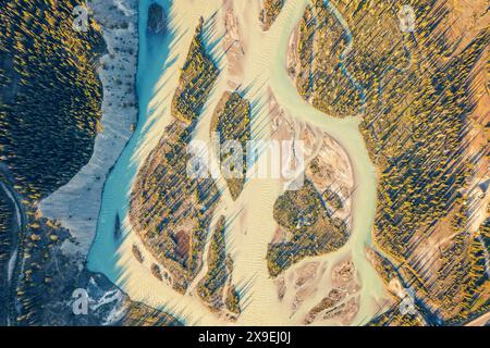 Drohnenaufnahmen von sich gewundenen Flüssen während einer Überschwemmung. Wald, Felsen. Nordegg, Alberta, Kanada Stockfoto