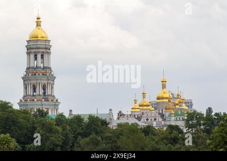 KIEW, UKRAINE - 30. MAI 2024 - der große Lavra-Glockenturm und die Dormitio-Kathedrale sind Teil der Kiew-Petschersk-Lawra, Kiew, Hauptstadt der Ukraine. Stockfoto