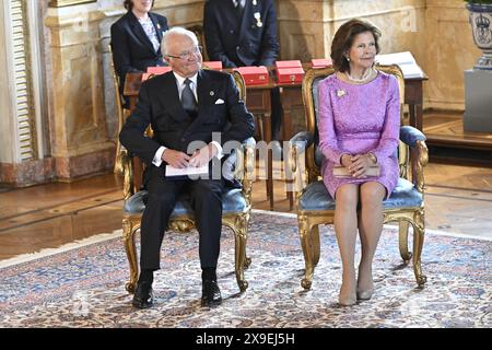 Stockholm, Schweden. 31. Mai 2024. STOCKHOLM, SCHWEDEN 20240531 König Carl XVI. Gustaf und Königin Silvia im Königspalast während der Zeremonie, bei der prominente Schweden vom König königliche Orden erhalten. Stockholm, Schweden am 31. Mai 2024 Foto: Henrik Montgomery/TT/Code 10060 Credit: TT News Agency/Alamy Live News Stockfoto