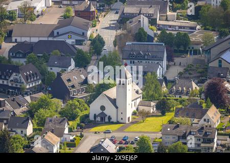 Luftbild, Kath. Christkönig-Kirche, Wohngebiet, Bestwig, Sauerland, Nordrhein-Westfalen, Deutschland ACHTUNGxMINDESTHONORARx60xEURO *** Luftansicht, katholische Christkönig-Kirche, Wohngebiet, Bestwig, Sauerland, Nordrhein-Westfalen, Deutschland ACHTUNGxMINDESTHONORARx60xEURO Stockfoto