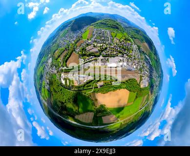 Luftbild, Wohngebiet Ortsansicht und Bestwig zum Alten Güterbahnhof und Eisenbahngleise, Einkaufszentrum mit Rewe Supermarkt und Aldi Supermarkt, oben das Bergkloster Bestwig, Erdkugel, Fisheye Aufnahme, Fischaugen Aufnahme, 360 Grad Aufnahme, winzige Welt, kleiner Planet, Fisheye Bild, Bestwig, Sauerland, Nordrhein-Westfalen, Deutschland ACHTUNGxMINDESTHONORARx60xEURO *** Luftsicht, Wohngebiet Ortsansicht und Bestwig zum Alten Güterbahnhof und Bahngleise, Einkaufszentrum mit Rewe Supermarkt und Aldi Supermarkt, oberhalb des Bergklosters Bestwig, Erdkugel, Fischaugenbild, fi Stockfoto