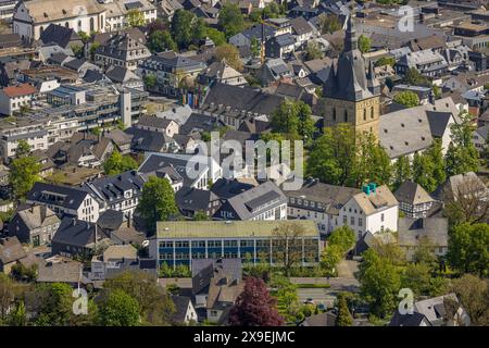 Luftbild, Ortsmitte, Kath. Propsteikirche St. Petrus und Andreas, vorne die Marienschule Realschule, Brilon, Sauerland, Nordrhein-Westfalen, Deutschland ACHTUNGxMINDESTHONORARx60xEURO *** Luftansicht, Ortsmitte, St. Peter und Andrew Katholische Kirche, vor der Marienschule Realschule, Brilon, Sauerland, Nordrhein-Westfalen, Deutschland ATTENTIONxMINDESTHONORARx60xEURO Stockfoto