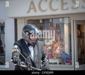 Klassische und Vintage-Motorräder, elegante Kleidung und Fahrten, um Geld und Bewusstsein für die psychische Gesundheit der Männer und Prostatakrebs Forschung zu sammeln. Stockfoto