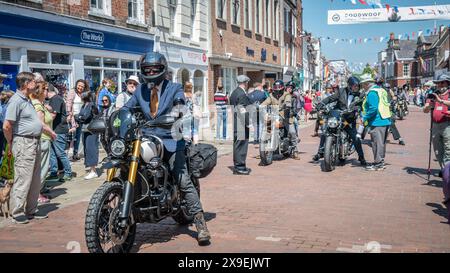 Klassische und Vintage-Motorräder, elegante Kleidung und Fahrten, um Geld und Bewusstsein für die psychische Gesundheit der Männer und Prostatakrebs Forschung zu sammeln. Stockfoto