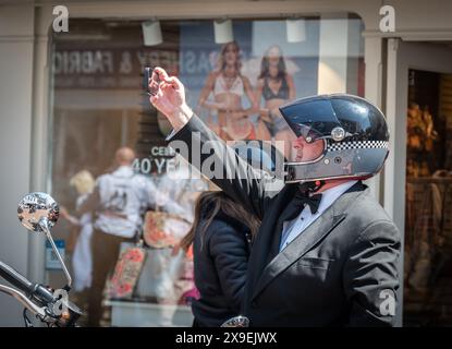 Klassische und Vintage-Motorräder, elegante Kleidung und Fahrten, um Geld und Bewusstsein für die psychische Gesundheit der Männer und Prostatakrebs Forschung zu sammeln. Stockfoto