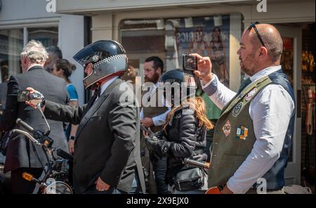 Klassische und Vintage-Motorräder, elegante Kleidung und Fahrten, um Geld und Bewusstsein für die psychische Gesundheit der Männer und Prostatakrebs Forschung zu sammeln. Stockfoto