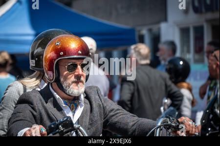 Klassische und Vintage-Motorräder, elegante Kleidung und Fahrten, um Geld und Bewusstsein für die psychische Gesundheit der Männer und Prostatakrebs Forschung zu sammeln. Stockfoto