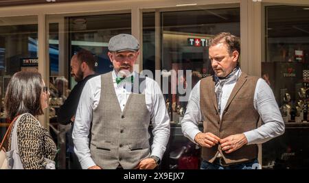 Klassische und Vintage-Motorräder, elegante Kleidung und Fahrten, um Geld und Bewusstsein für die psychische Gesundheit der Männer und Prostatakrebs Forschung zu sammeln. Stockfoto