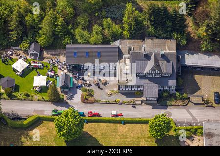 Luftbild, Forsthaus Waldsee Restaurant Fachwerkhaus, sommerliche Außengastronomie auf der Wiese mit Sonnenschirmen, Gudenhagen, Brilon, Sauerland, Nordrhein-Westfalen, Deutschland ACHTUNGxMINDESTHONORARx60xEURO *** Luftansicht, Restaurant Forsthaus Waldsee Fachwerkhaus, Sommer-Outdoor-Gastronomie auf der Wiese mit Sonnenschirmen, Gudenhagen, Brilon, Sauerland, Nordrhein-Westfalen, Deutschland ATTENTIONxMINDESTHONORARx60xEURO Stockfoto