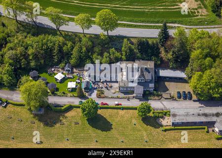 Luftbild, Forsthaus Waldsee Restaurant Fachwerkhaus, sommerliche Außengastronomie auf der Wiese mit Sonnenschirmen, Gudenhagen, Brilon, Sauerland, Nordrhein-Westfalen, Deutschland ACHTUNGxMINDESTHONORARx60xEURO *** Luftansicht, Restaurant Forsthaus Waldsee Fachwerkhaus, Sommer-Outdoor-Gastronomie auf der Wiese mit Sonnenschirmen, Gudenhagen, Brilon, Sauerland, Nordrhein-Westfalen, Deutschland ATTENTIONxMINDESTHONORARx60xEURO Stockfoto