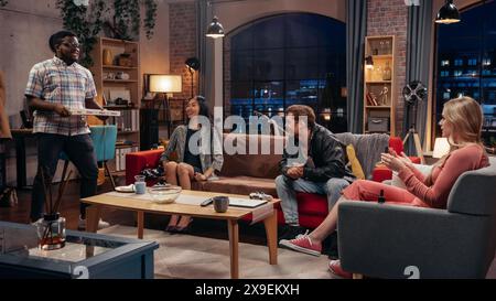 Tv-Sitcom. Vier verschiedene Freunde, die Spaß im Wohnzimmer haben. Lustige Skizze von einem Paar, das Pizza isst, das andere gesunde Essen. TV-Comedy-Serie Broadcasting auf Netzwerkkanal, Streaming-Service Stockfoto