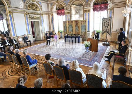 Stockholm, Schweden. 31. Mai 2024. STOCKHOLM, SCHWEDEN 20240531 König Carl XVI. Gustaf und Königin Silvia im Königspalast während der Zeremonie, bei der prominente Schweden vom König königliche Orden erhalten. Stockholm, Schweden am 31. Mai 2024 Foto: Henrik Montgomery/TT/Code 10060 Credit: TT News Agency/Alamy Live News Stockfoto