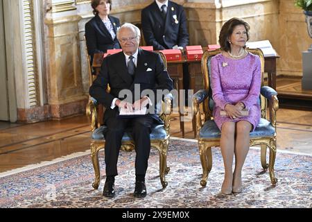 Stockholm, Schweden. 31. Mai 2024. STOCKHOLM, SCHWEDEN 20240531 König Carl XVI. Gustaf und Königin Silvia im Königspalast während der Zeremonie, bei der prominente Schweden vom König königliche Orden erhalten. Stockholm, Schweden am 31. Mai 2024 Foto: Henrik Montgomery/TT/Code 10060 Credit: TT News Agency/Alamy Live News Stockfoto
